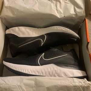 Nike Renew Run, Men’s 10.5, Black and White